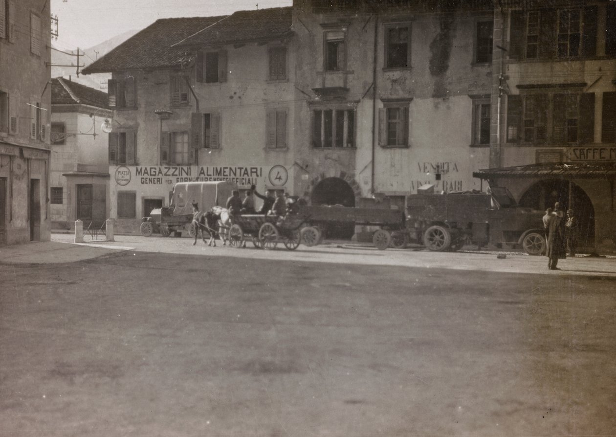 Album "Meine weltkriegs - Erinnerungen South-West Front (Carinzia, Italia, Trentino-Alto Adige) 31/03/1915-12/11/1918 - Josef Zohles Wien": mezzi militari in una piazza da Josef Zohles