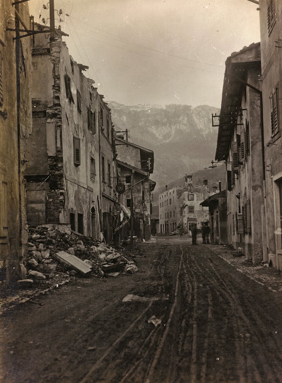 Album "Meine weltkriegs - Erinnerungen South-West Front (Carinzia, Italia, Trentino-Alto Adige) 31/03/1915-12/11/1918 - Josef Zohles Wien": macerie a Pontebba da Josef Zohles