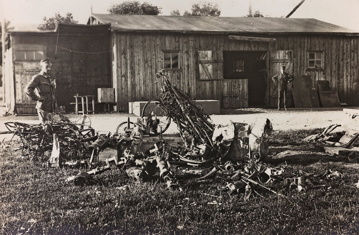 Album "Meine weltkriegs - Erinnerungen South-West Front (Carinzia, Italia, Trentino-Alto Adige) 31/03/1915-12/11/1918 - Josef Zohles Wien": resti di un aereo italiano da Josef Zohles