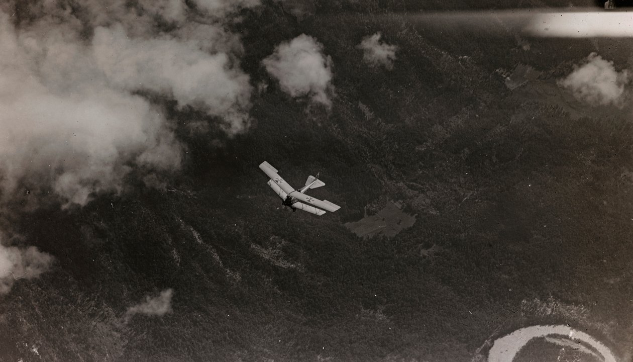 Album "Meine weltkriegs - Erinnerungen South-West Front (Carinzia, Italia, Trentino-Alto Adige) 31/03/1915-12/11/1918 - Josef Zohles Wien": un aereo austriaco sorvola da Josef Zohles
