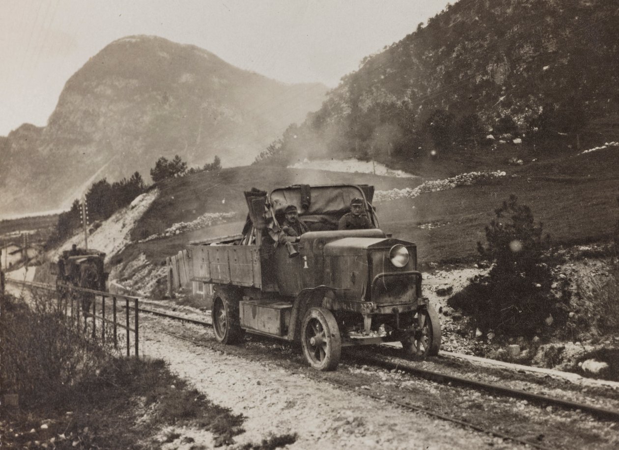 Album "Meine weltkriegs - Erinnerungen South-West Front (Carinzia, Italia, Trentino-Alto Adige) 31/03/1915-12/11/1918 - Josef Zohles Wien": veicoli militari lungo la strada da Josef Zohles