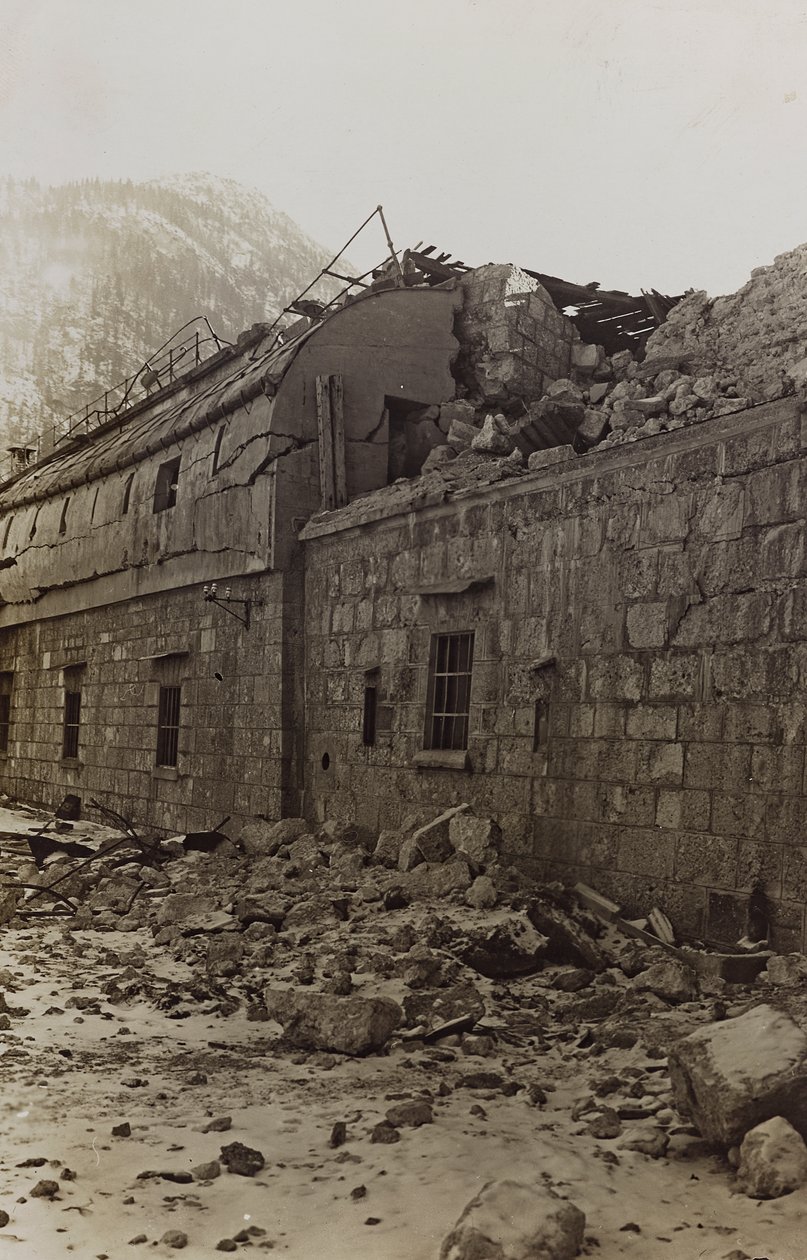 Album "Meine weltkriegs - Erinnerungen South-West Front (Carinzia, Italia, Alto Adige) 31/03/1915-12/11/1918 - Josef Zohles Wien": macerie di una fabbrica da Josef Zohles
