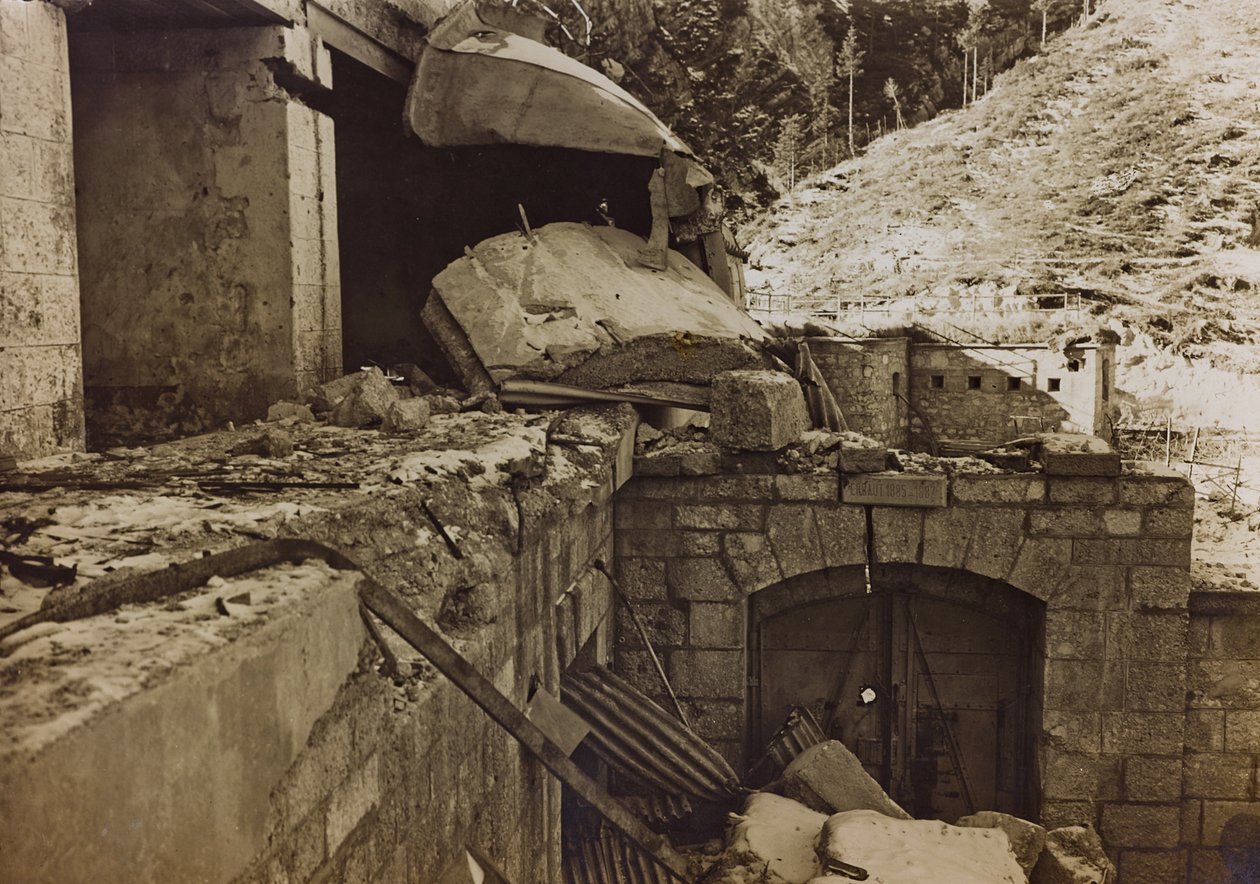 Album "Meine weltkriegs - Erinnerungen South-West Front (Carinzia, Italia, Trentino-Alto Adige) 31/03/1915-12/11/1918 - Josef Zohles Wien": macerie di una fabbrica da Josef Zohles