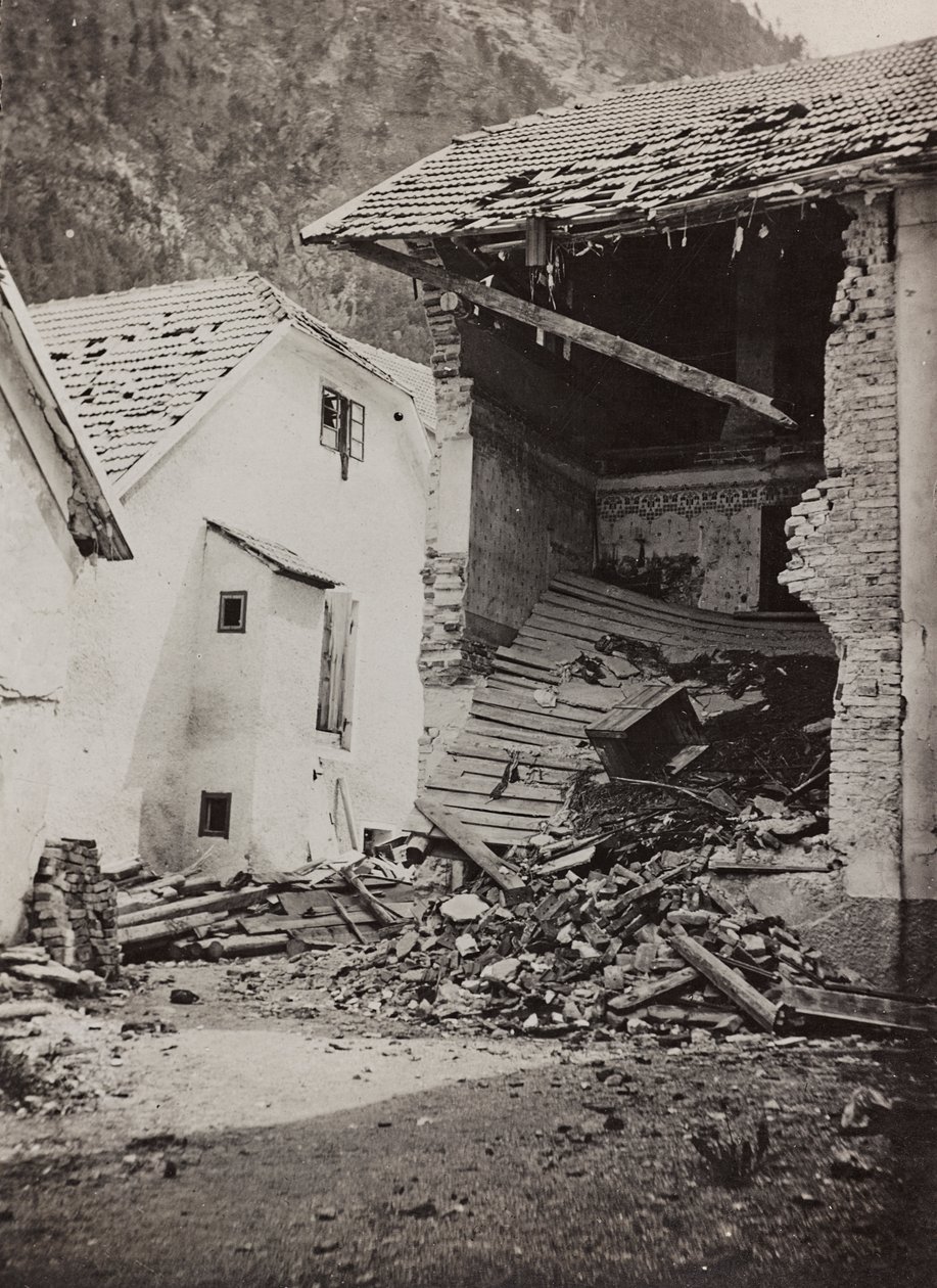Album "Meine weltkriegs - Erinnerungen South-West Front (Carinzia, Italia, Trentino-Alto Adige) 31/03/1915-12/11/1918 - Josef Zohles Wien": macerie (foto b/n) da Josef Zohles