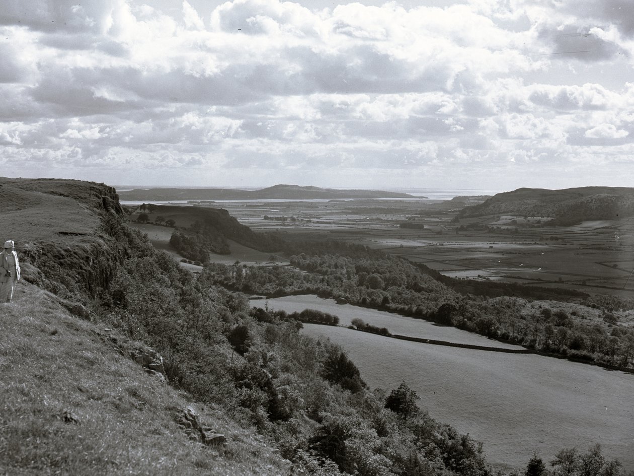 Una signora in piedi sul pendio di una collina che guarda il paesaggio di Scout Scar da Joseph Hardman