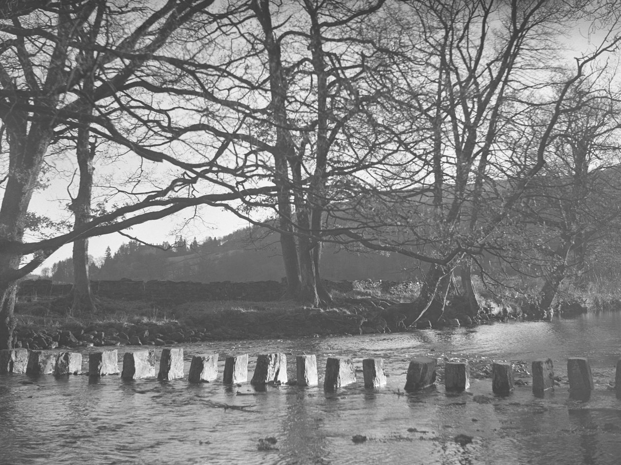 Una linea di quelle che sembrano pietre di passaggio in un ruscello/fiume a Rydal da Joseph Hardman