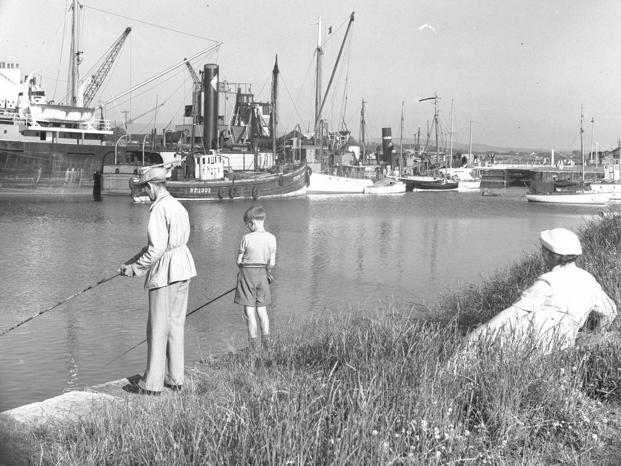 Un uomo e un ragazzo che pescano a Glasson Dock, mentre una signora naviga in mare; paesaggio marino; alle spalle, varie barche ormeggiate da Joseph Hardman