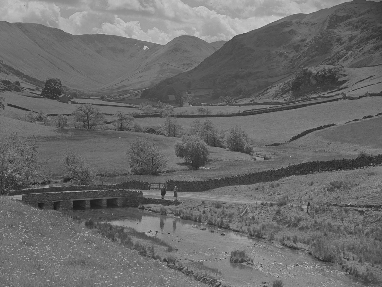 Una veduta attraverso un ponte, un ruscello, campi e colline da Joseph Hardman