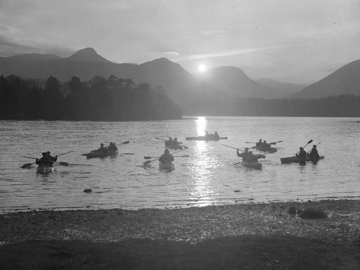 Una vista di persone in canoa sul Derwentwater al sorgere o al tramonto del sole da Joseph Hardman