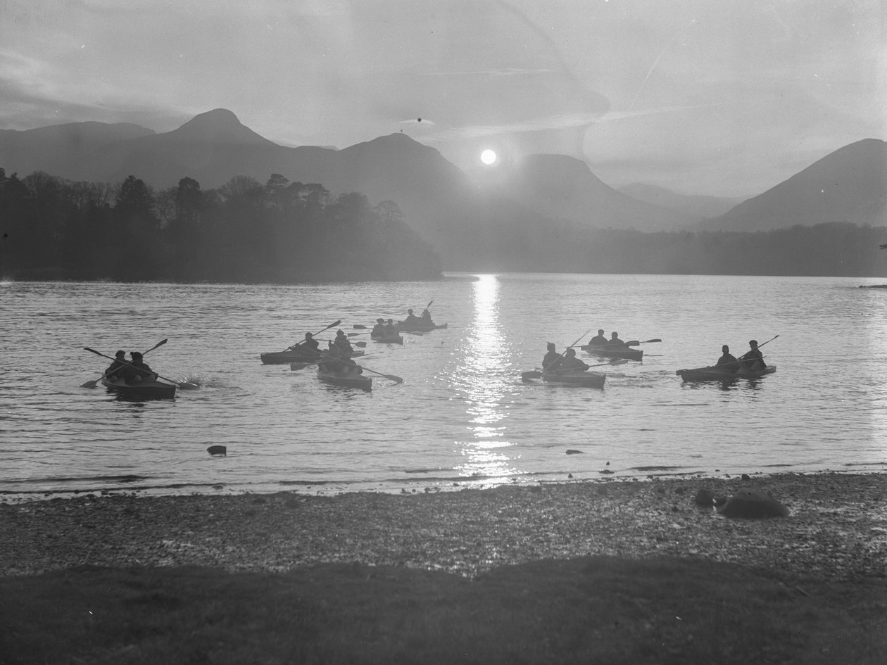 Una vista di persone in canoa sul Derwentwater al sorgere o al tramonto del sole da Joseph Hardman