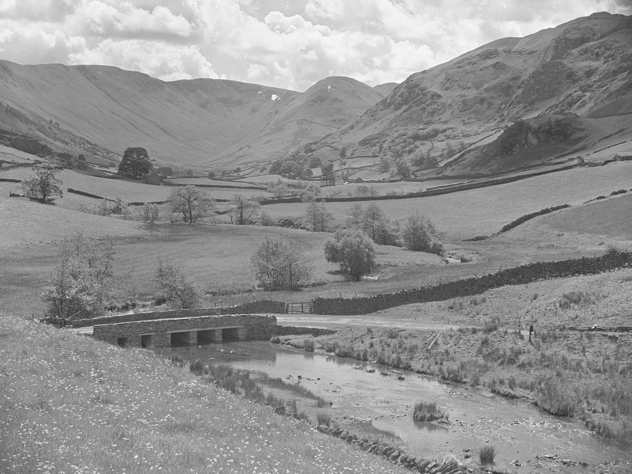 Ponte su un fiume circondato da colline a Martindale da Joseph Hardman