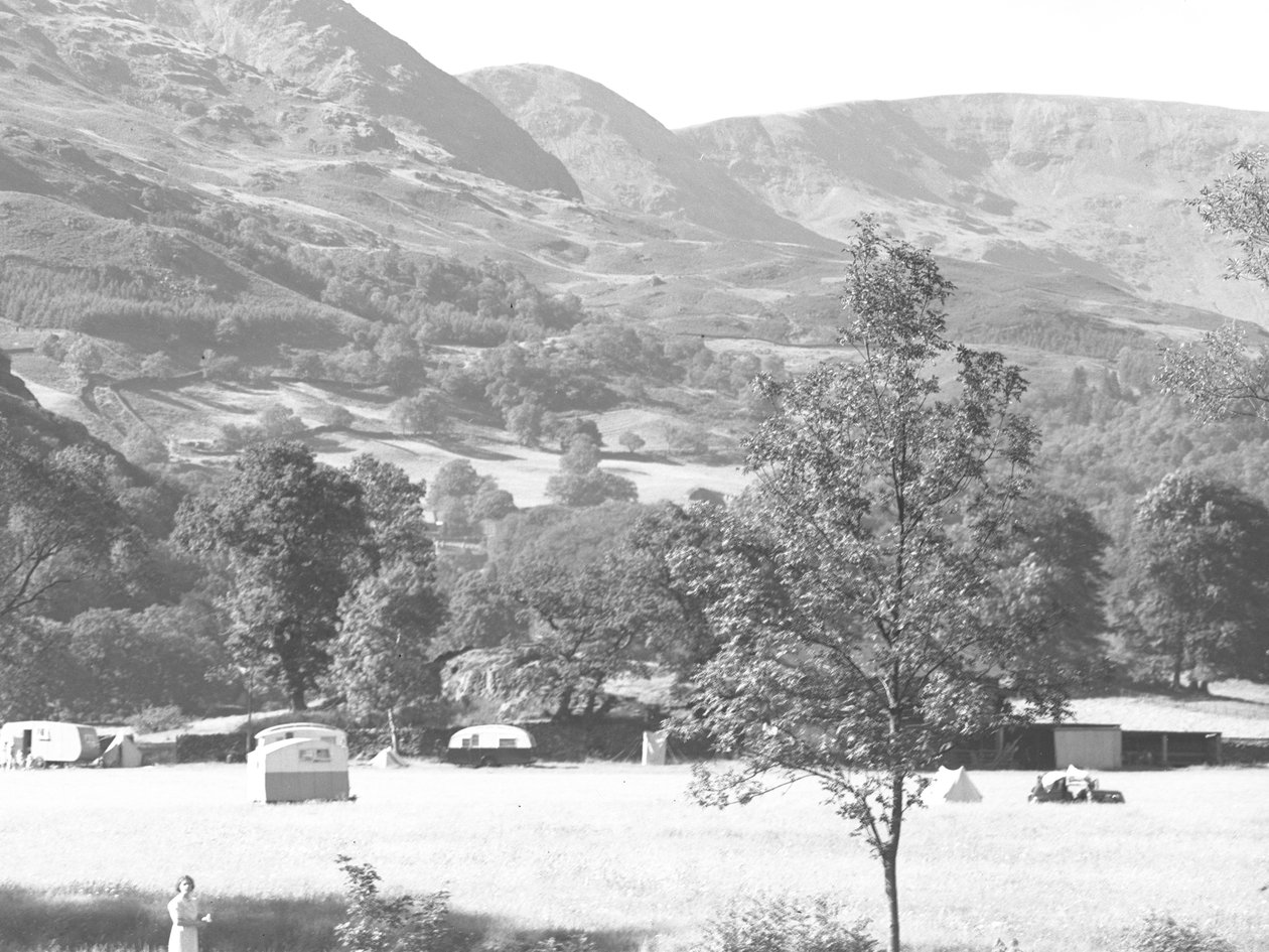 Roulotte parcheggiate ai piedi delle colline, Rydal da Joseph Hardman