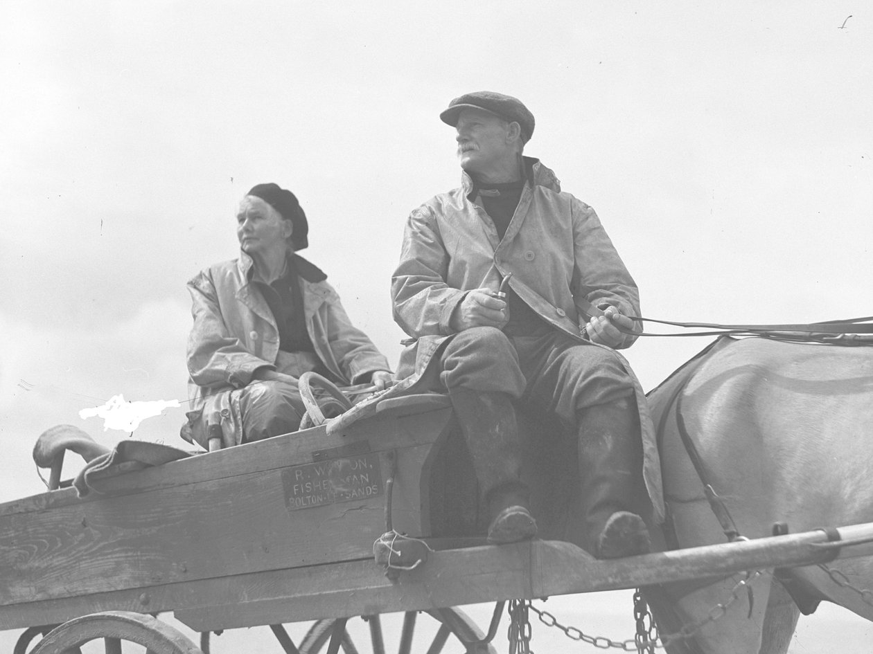 Marito e moglie seduti su un carro da cockling da Joseph Hardman
