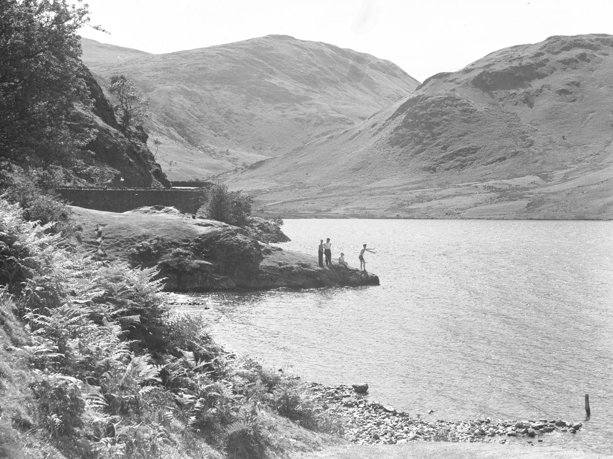 Tre uomini e una donna su uno sperone roccioso del lago che pescano, sullo sfondo le montagne da Joseph Hardman