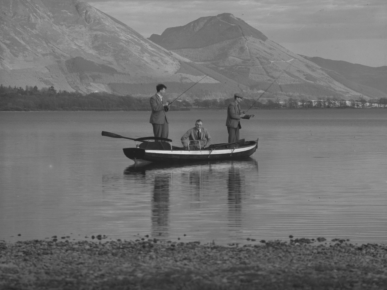 Tre uomini in barca a remi su un lago che pescano, un uomo è in mare; paesaggio marino; sfondo di montagne da Joseph Hardman