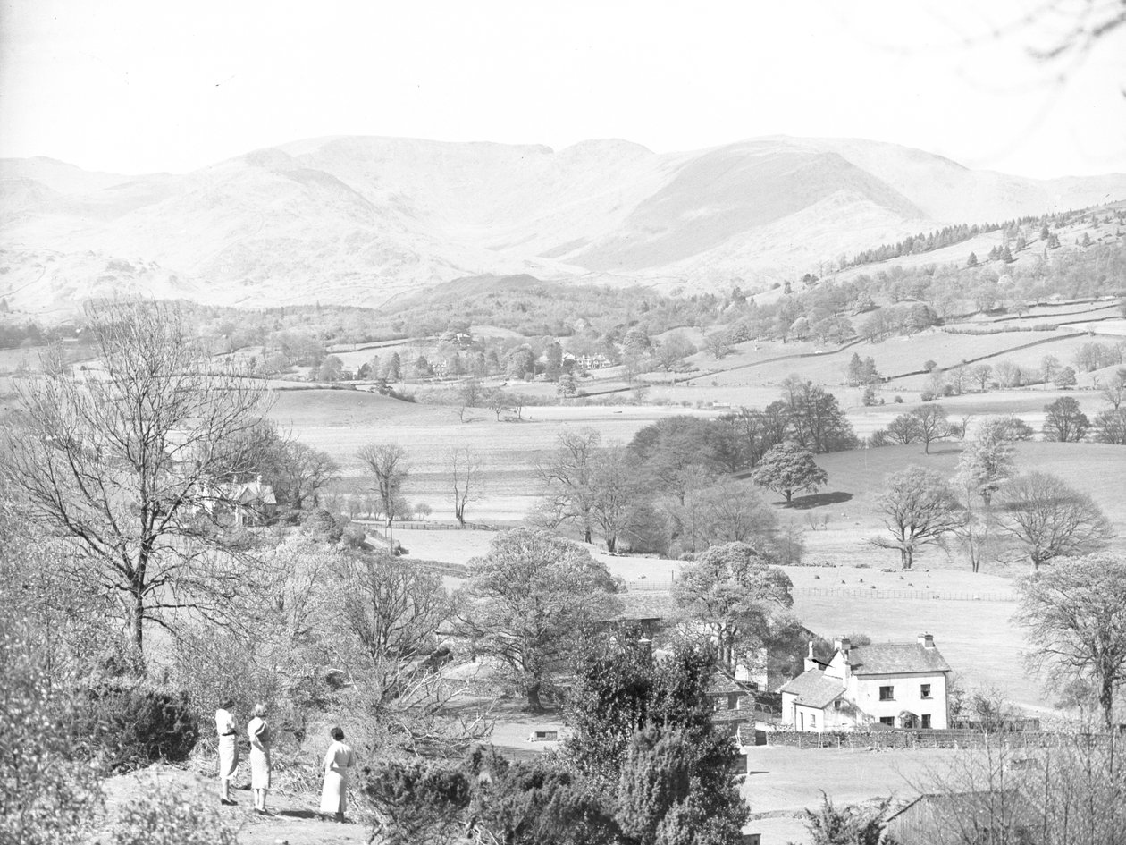 Tre donne in piedi che guardano il lago di Esthwaite, con le colline sullo sfondo da Joseph Hardman
