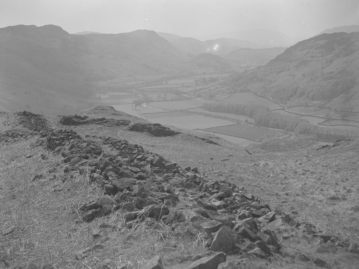 Vista su una valle aperta a Hardknott con cumuli di rocce in primo piano da Joseph Hardman