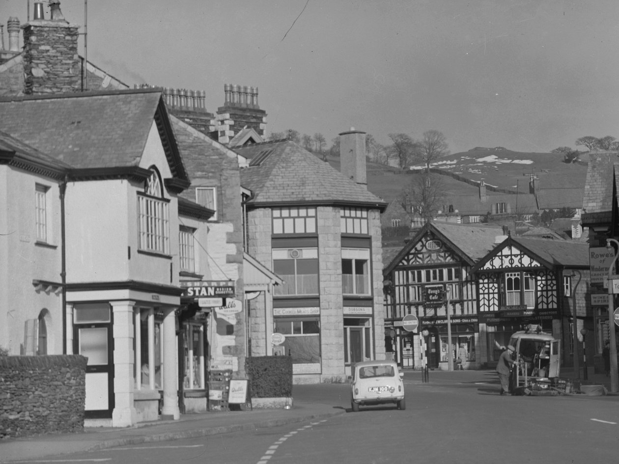 Vista di una strada di Windermere con Mini in strada da Joseph Hardman