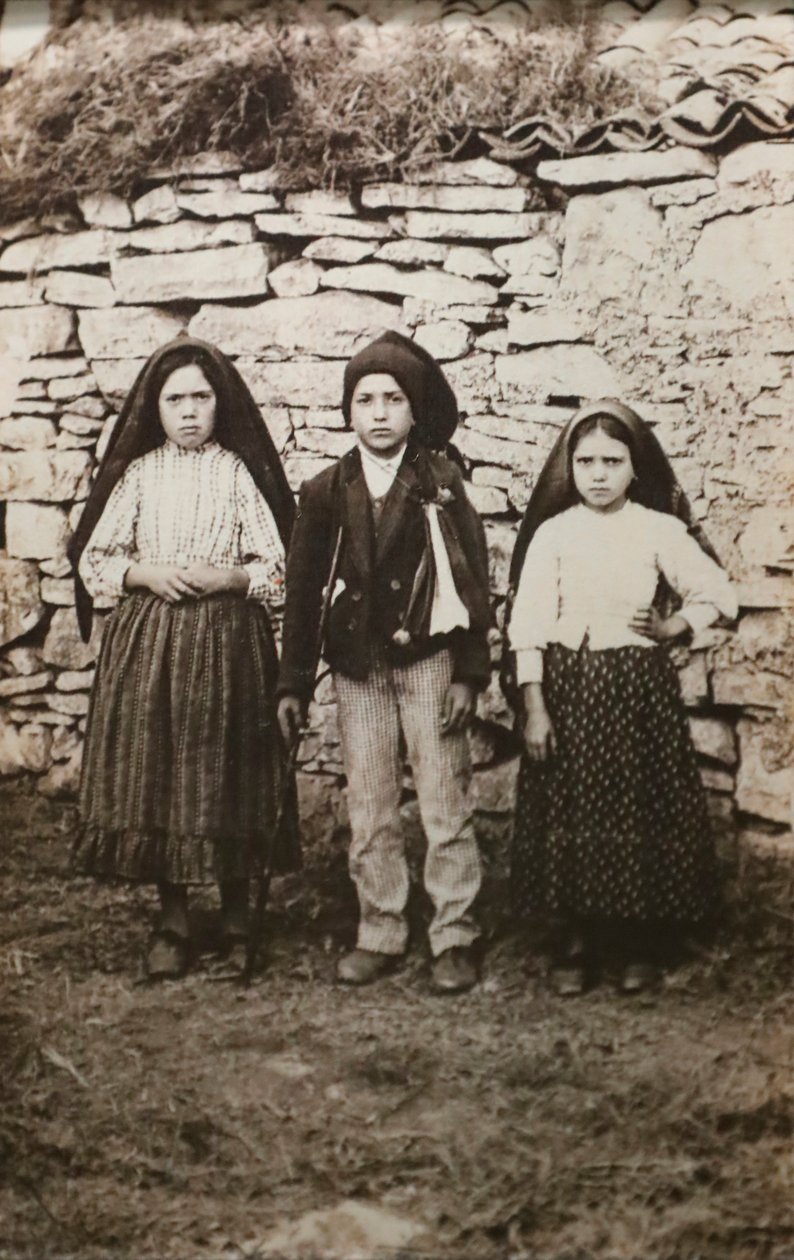 Santuario di Fatima. Lucia dos Santos e i suoi cugini Francisco e Jacinta Marto. Nostra Signora di Fatima. Portogallo. da Joshua Benoliel