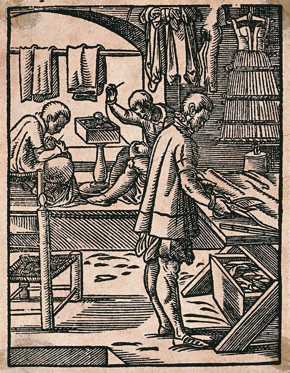 Un sarto taglia la stoffa con le forbici mentre i suoi colleghi cuciono a un banco. Xilografia di J. Amman. da Jost Amman