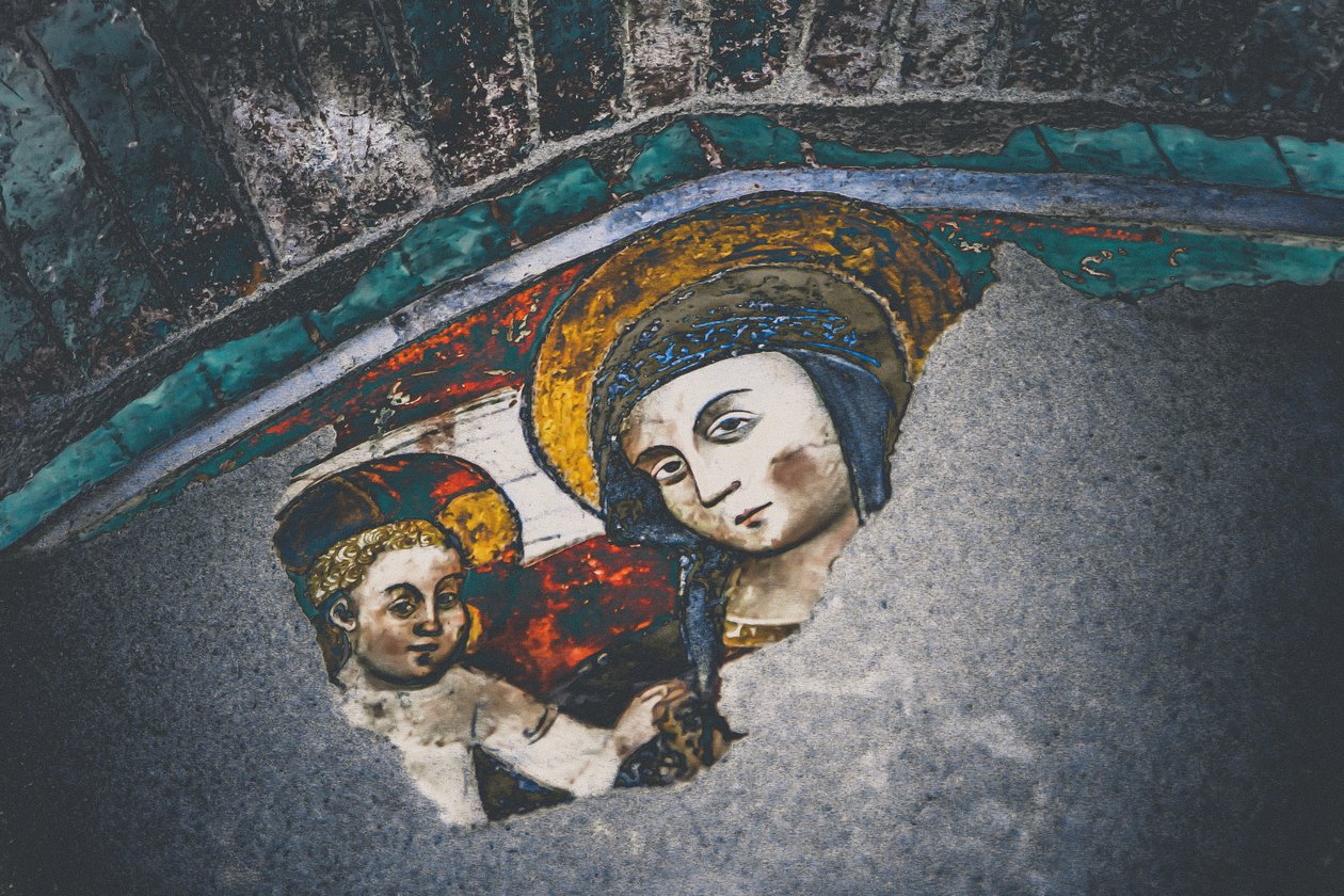 Madonna con Bambino, dalla serie Maria e Gesù a Savonna, 2015 (fotografia) da Joy Lions
