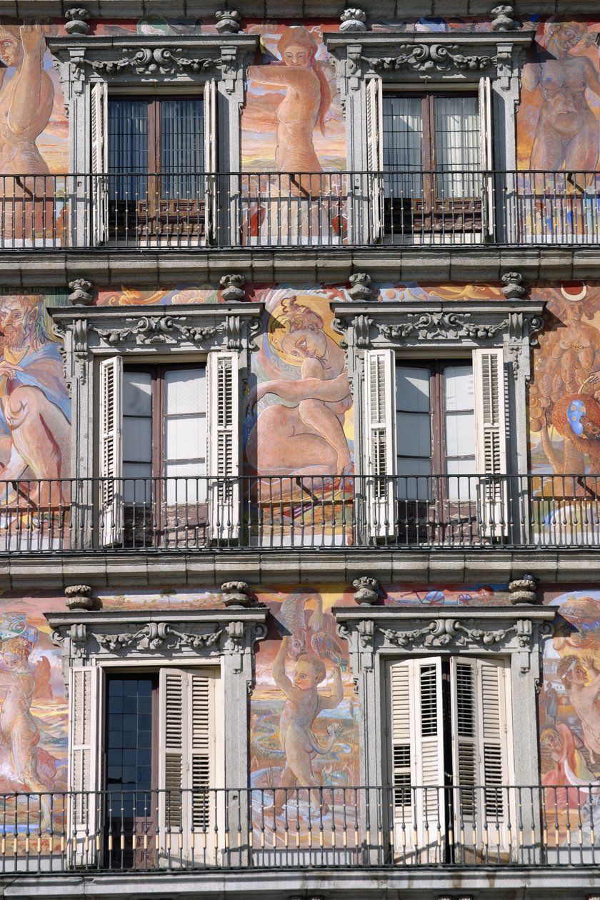 Casa con balcone che circonda la piazza da Juan Gomez de Mora