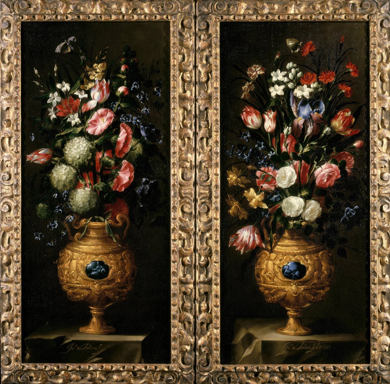 Coppia di nature morte di fiori in vasi dorati decorativi con cartigli di lapislazzuli da Juan de Arellano