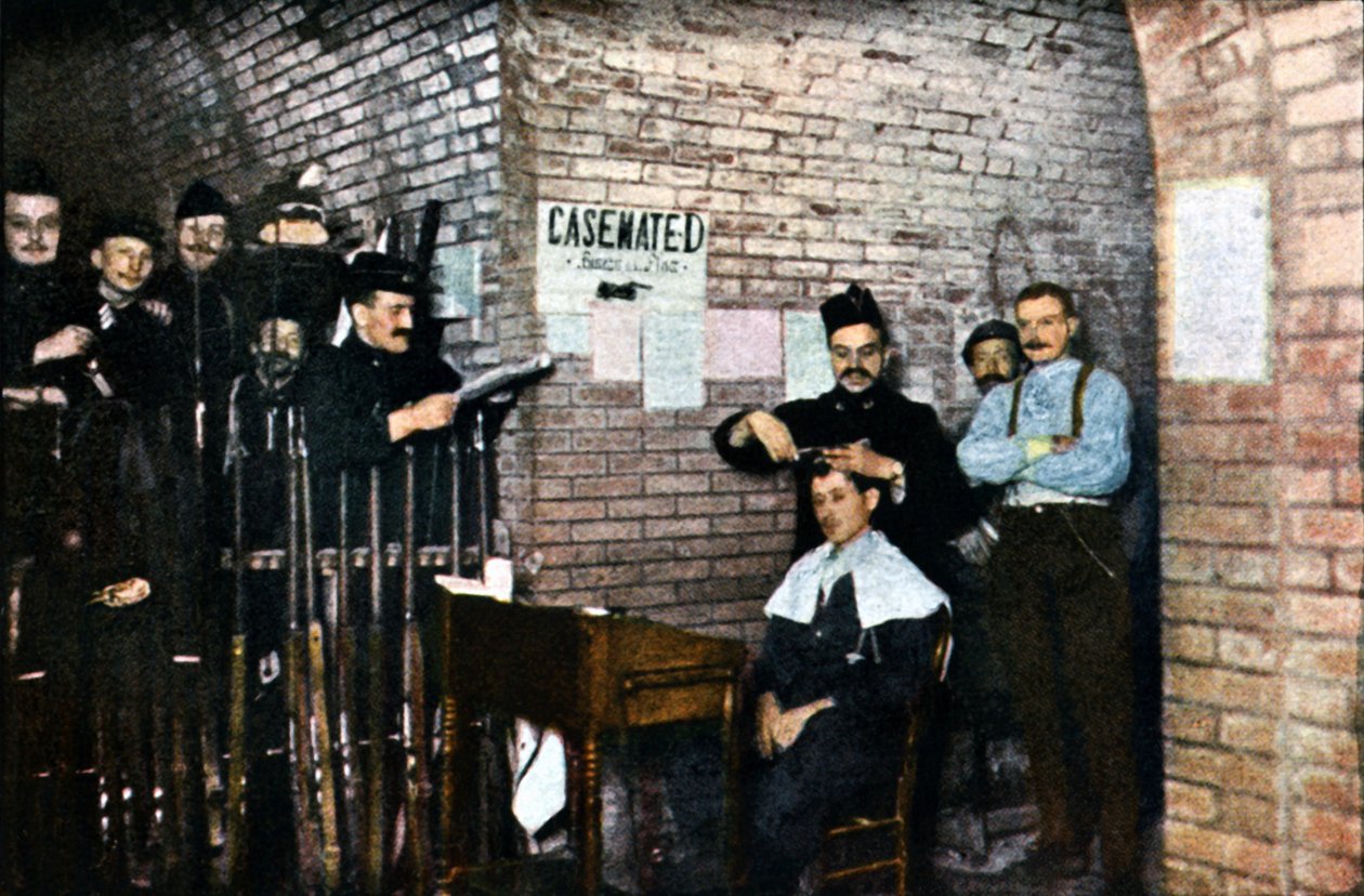 Soldati francesi e un barbiere nelle casematte, Verdun, settembre 1916 da Jules Gervais Courtellemont