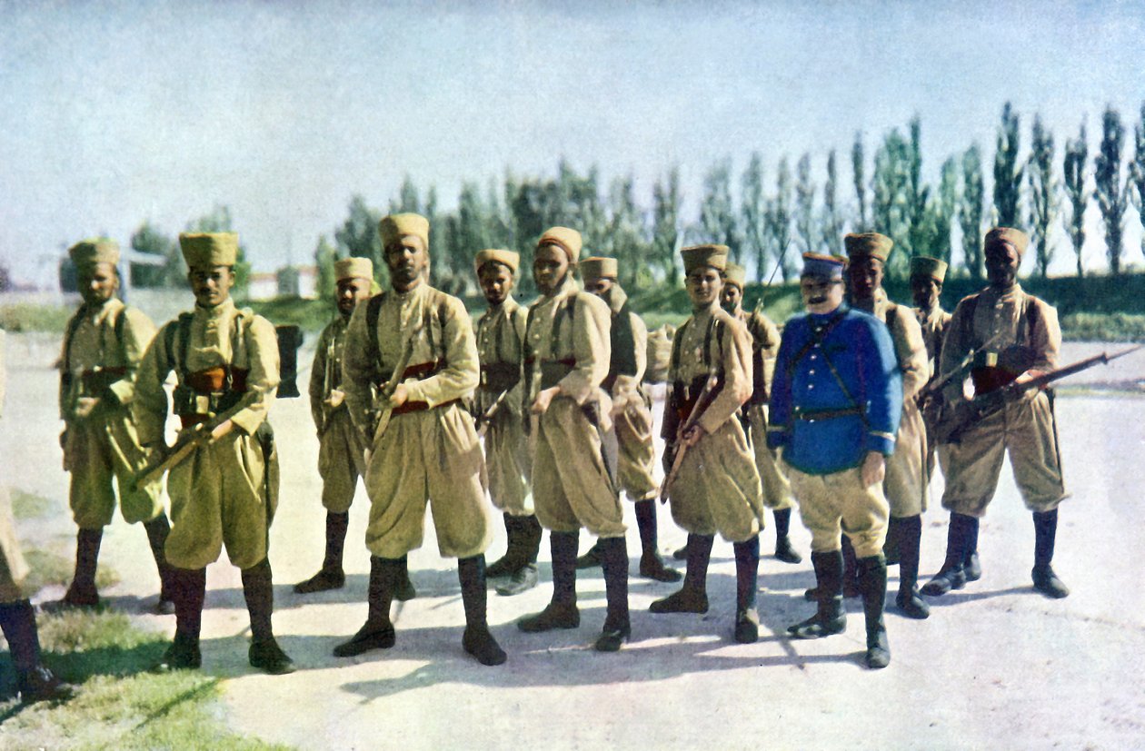 Fucilieri marocchini e un ufficiale francese al bordo del villaggio durante la Battaglia della Marna a est di Parigi, settembre 1914 da Jules Gervais Courtellemont