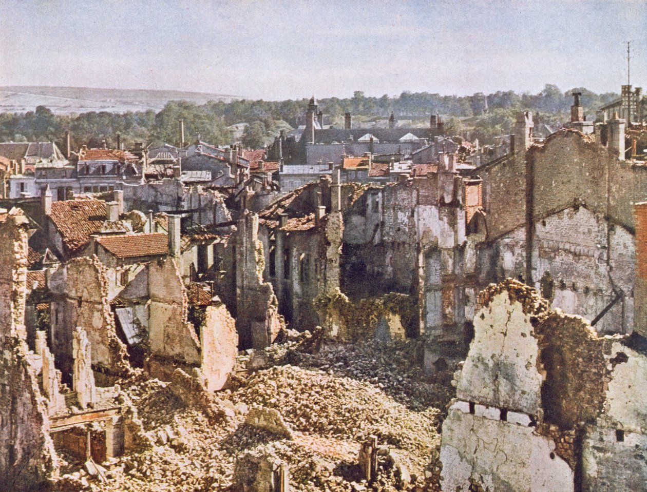 Rovine di Verdun dopo 8 mesi di bombardamenti, 1916-17 (dopo una foto a colori) da Jules Gervais Courtellemont