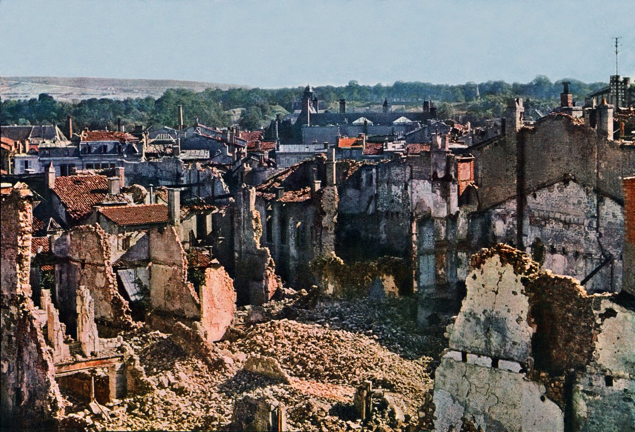 Veduta di Verdun dopo 8 mesi di bombardamenti, settembre 1916 da Jules Gervais Courtellemont