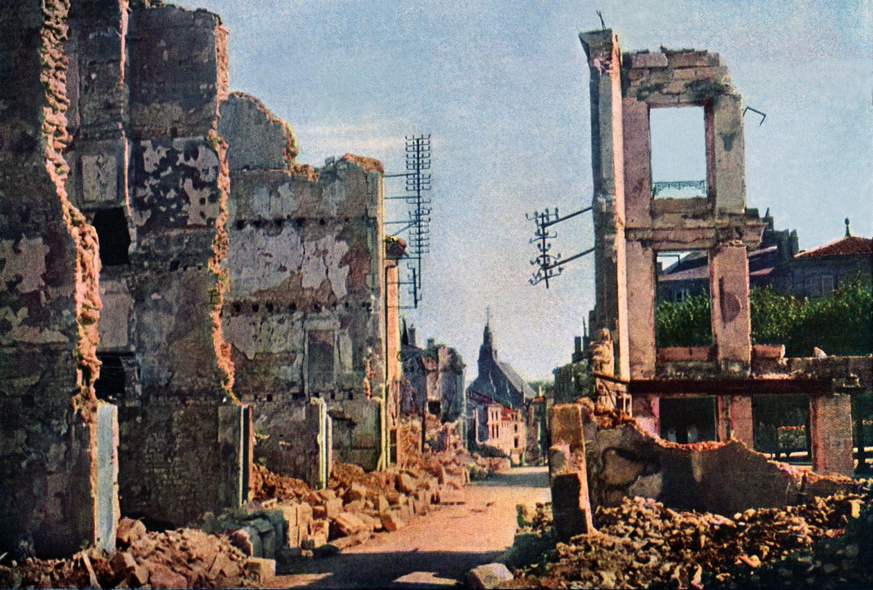 Veduta di Verdun dopo 8 mesi di bombardamenti, settembre 1916 da Jules Gervais Courtellemont