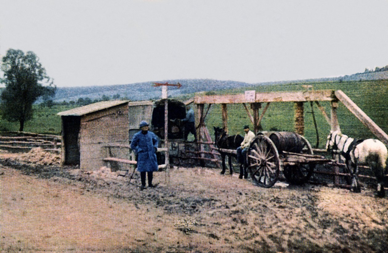 Una stazione di approvvigionamento idrico francese, Verdun, 1916 da Jules Gervais Courtellemont