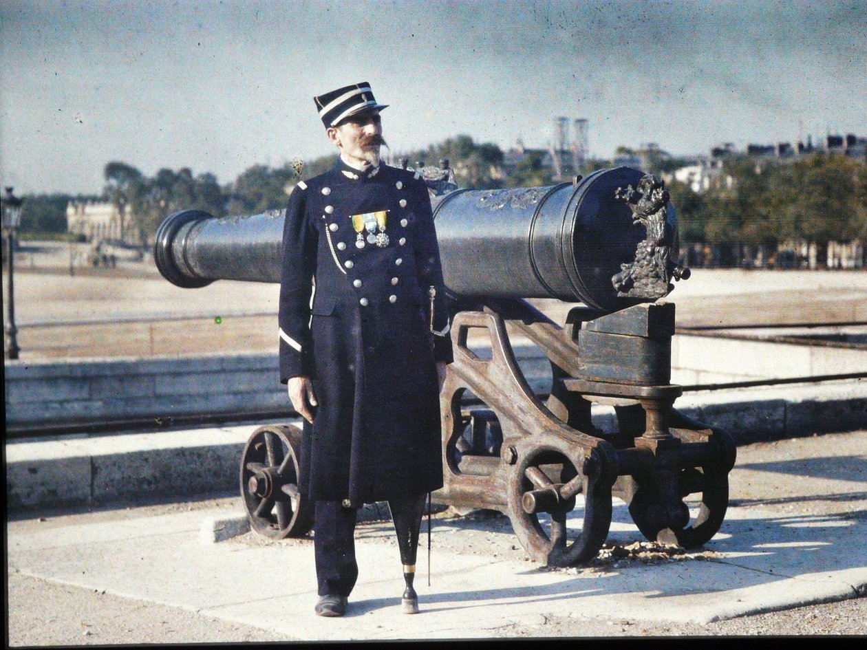 Un soldato in uniforme con tre medaglie accanto a un cannone a Parigi da Jules Gervais Courtellemont