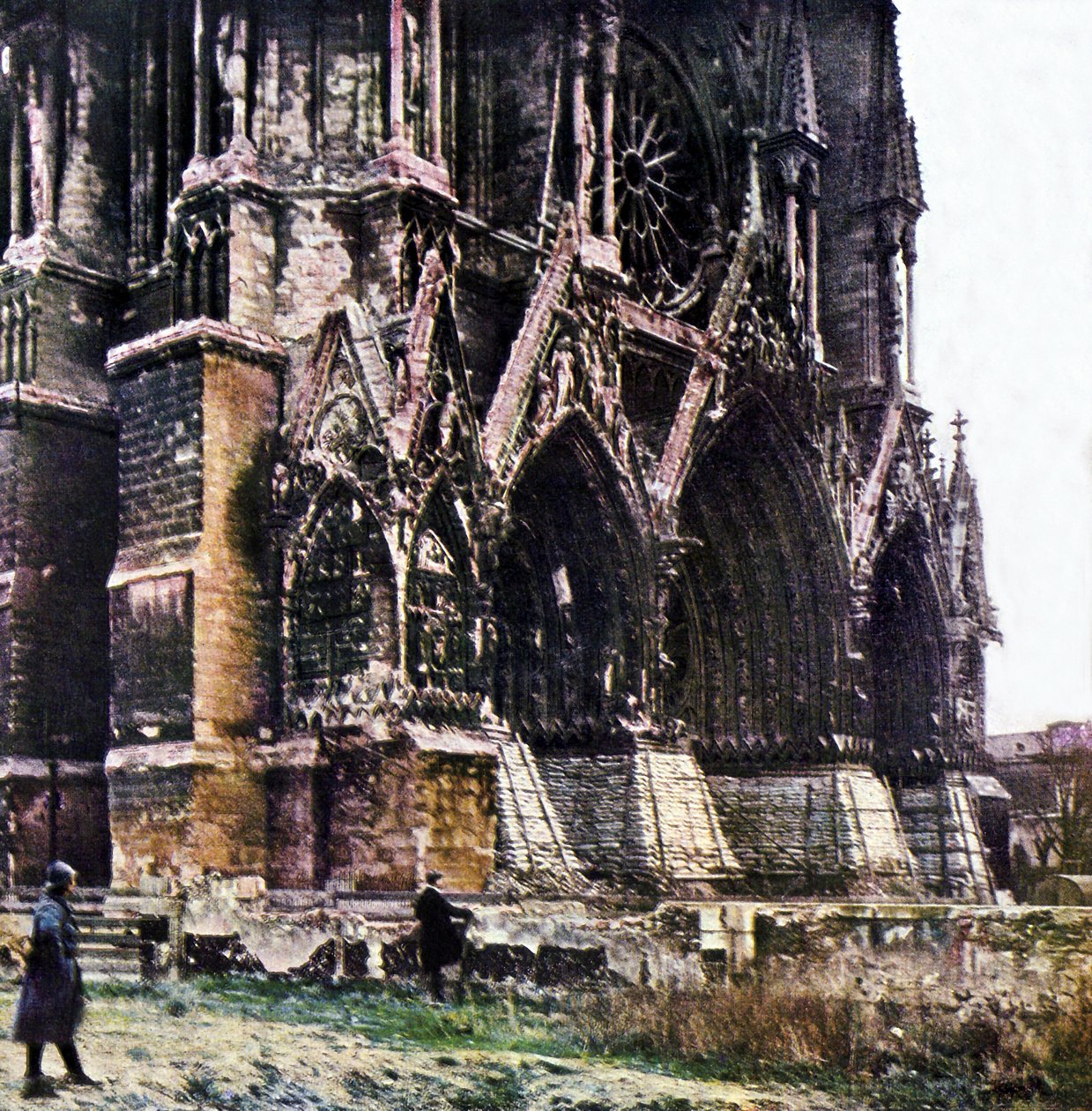 La cattedrale danneggiata di Reims durante la Battaglia della Marna a est di Parigi, settembre 1914 da Jules Gervais Courtellemont