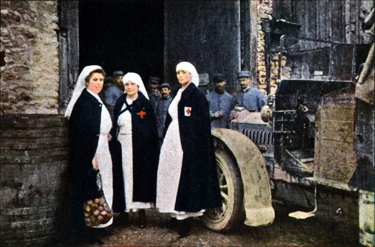Tre donne con la Croce Rossa e il personale dell