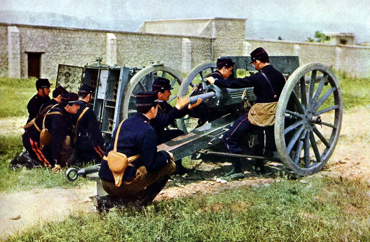 Soldati francesi con un mortaio in azione durante la Battaglia della Marna a est di Parigi, settembre 1914 da Jules Gervais Courtellemont
