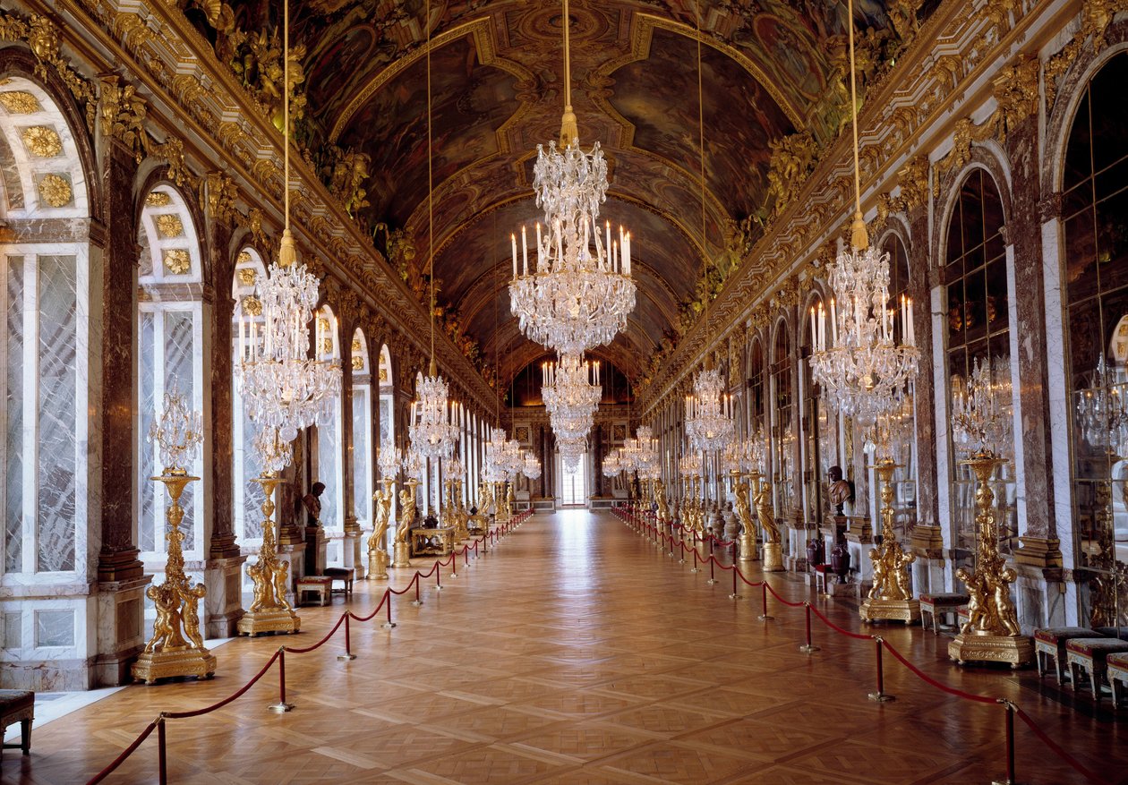 Architettura: vista della Galleria degli Specchi a Versailles restaurata dall