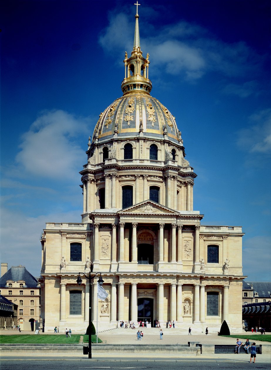 Esterno della chiesa, iniziata nel 1676 da Jules Hardouin Mansart