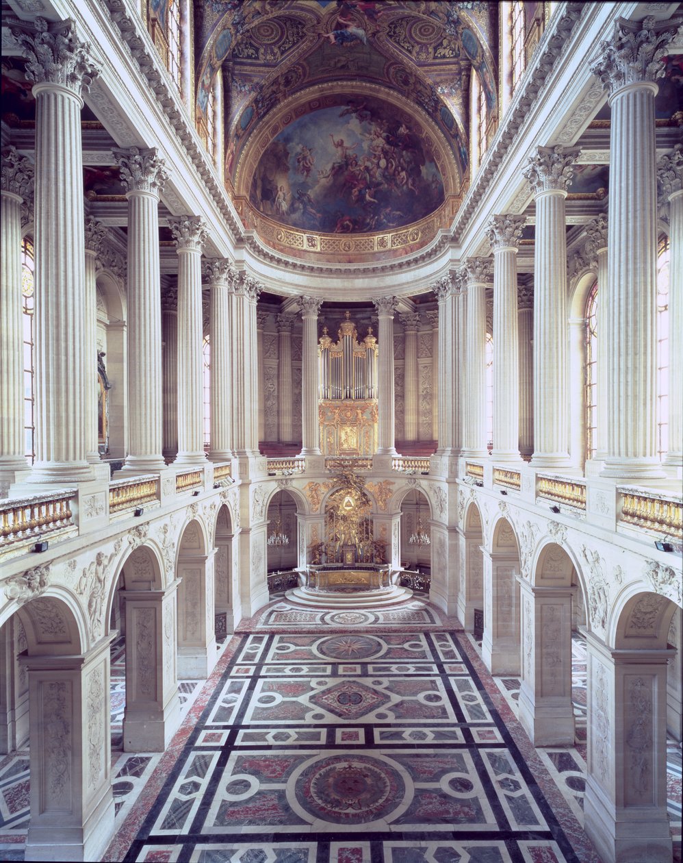 Vista interna della cappella, iniziata nel 1699 e completata da Robert de Cotte nel 1710 da Jules Hardouin Mansart