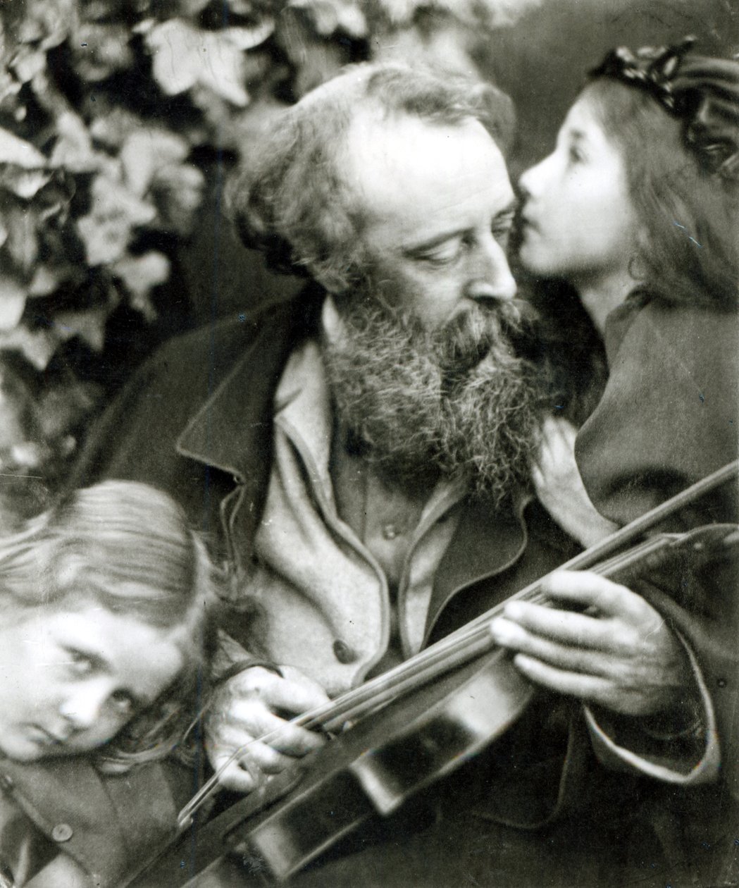 Il sussurro della rosa, un ritratto di George Frederick Watts da Julia Margaret Cameron