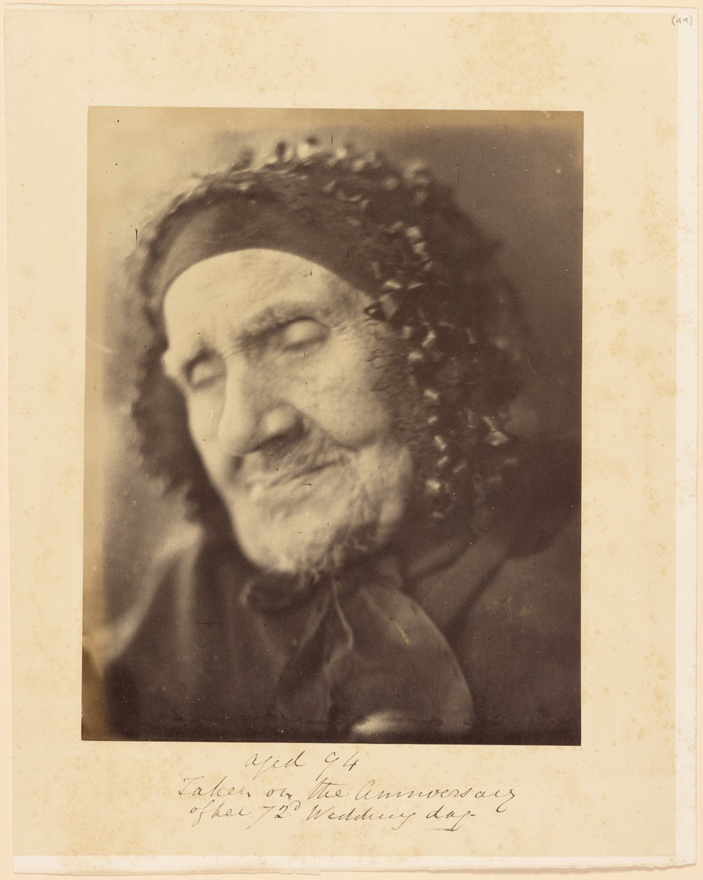 All’età di 94 anni, fotografata nell’anniversario del suo 72° matrimonio [Ritratto a mezzo busto di una donna anziana] da Julia Margaret Cameron