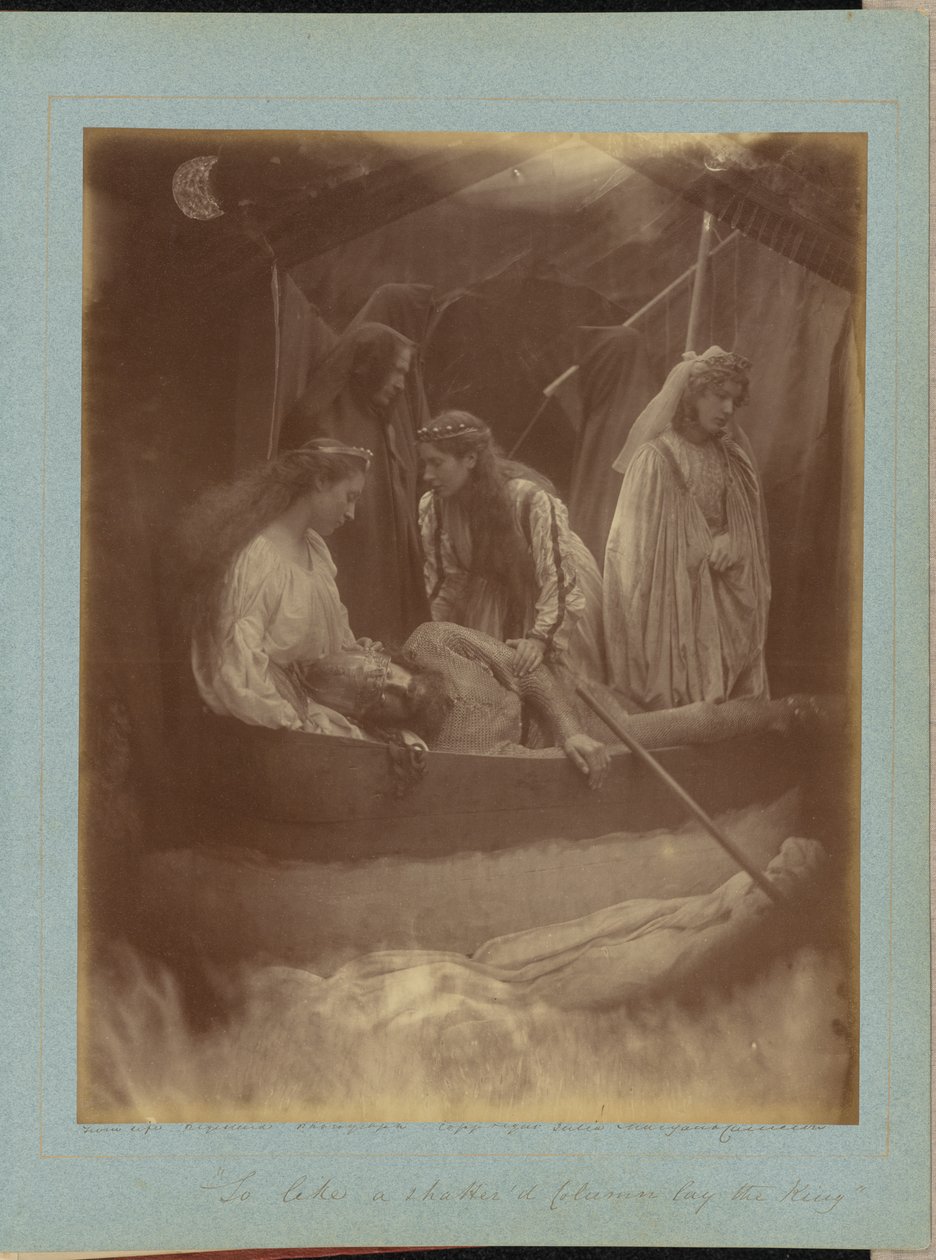 "E così, come una colonna frantumata, giaceva il re" da Julia Margaret Cameron