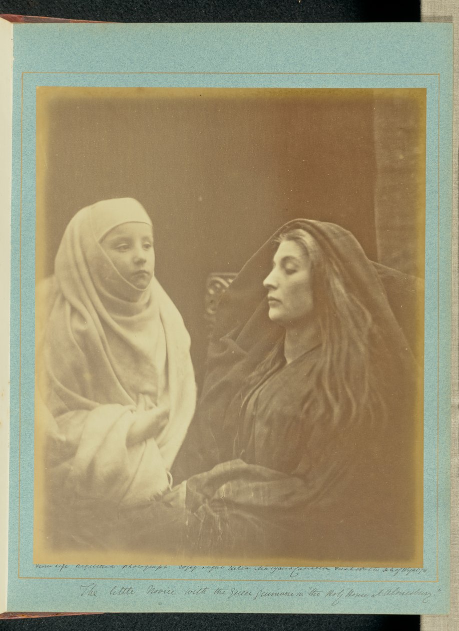 La piccola novizia con la regina Ginevra nella «Santa Casa di Almesbury» da Julia Margaret Cameron