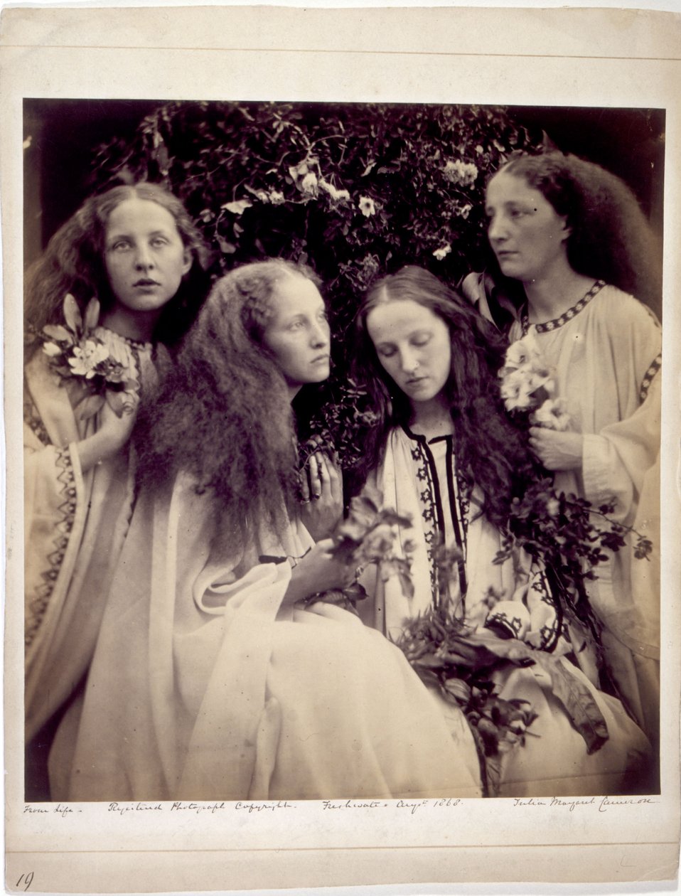 «Il giardino di boccioli di rosa delle ragazze» - Le sorelle Fraser Tytler da Julia Margaret Cameron