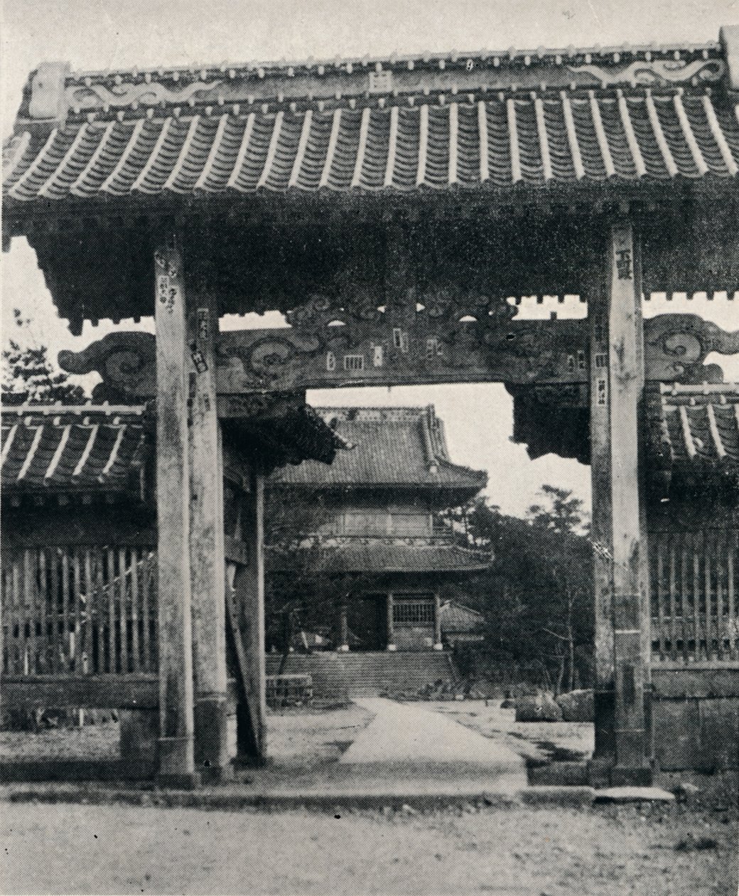 Porte del tempio Tanjo-ji, dedicato a Nichiren, c1900, 1921 da Julian Leonard Street