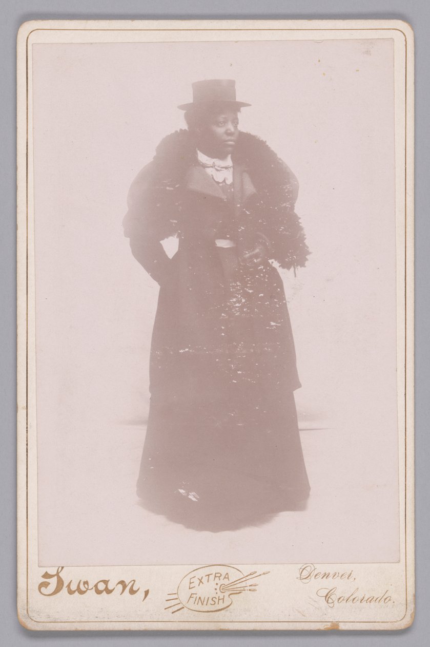 Cabinet card di una donna non identificata con cilindro e stola di pelliccia da Justus C. Swan