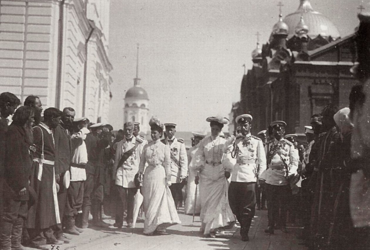 La famiglia reale russa in visita al Monastero di Sarov, Russia, 1903 da K. von Hahn
