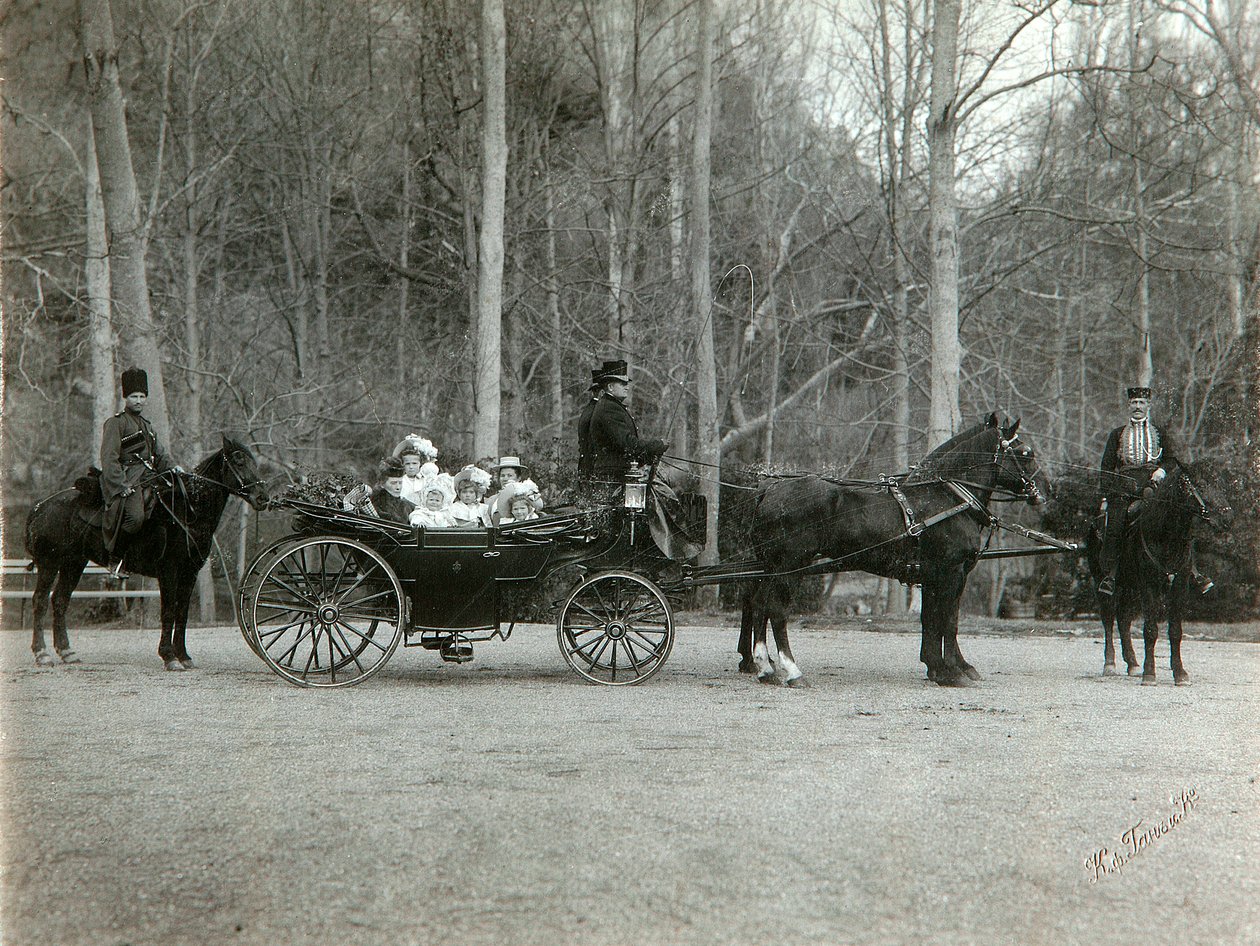 Lo Zar Nicola II di Russia con la sua famiglia nel parco di Tsarskoye Selo, Russia, anni 1900 da K. von Hahn