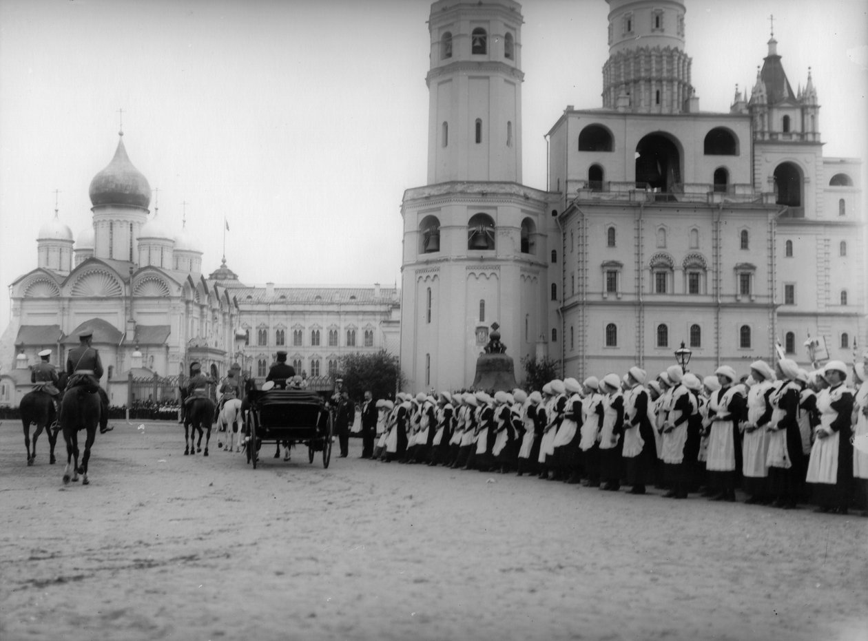 Lo zar Nicola II rivede la parata degli allievi di Mosca al Cremlino, Russia da K. von Hahn